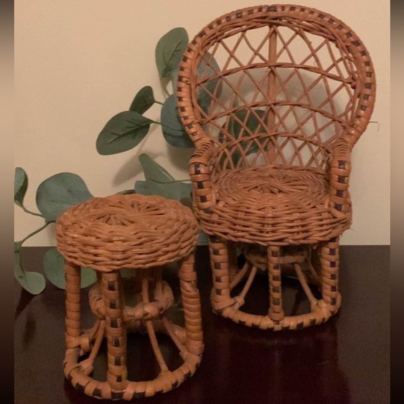 📌 Vintage Rattan Wicker Peacock
Doll Chair & Ottoman Plant Stand High Back Mini - Picture 2 of 6